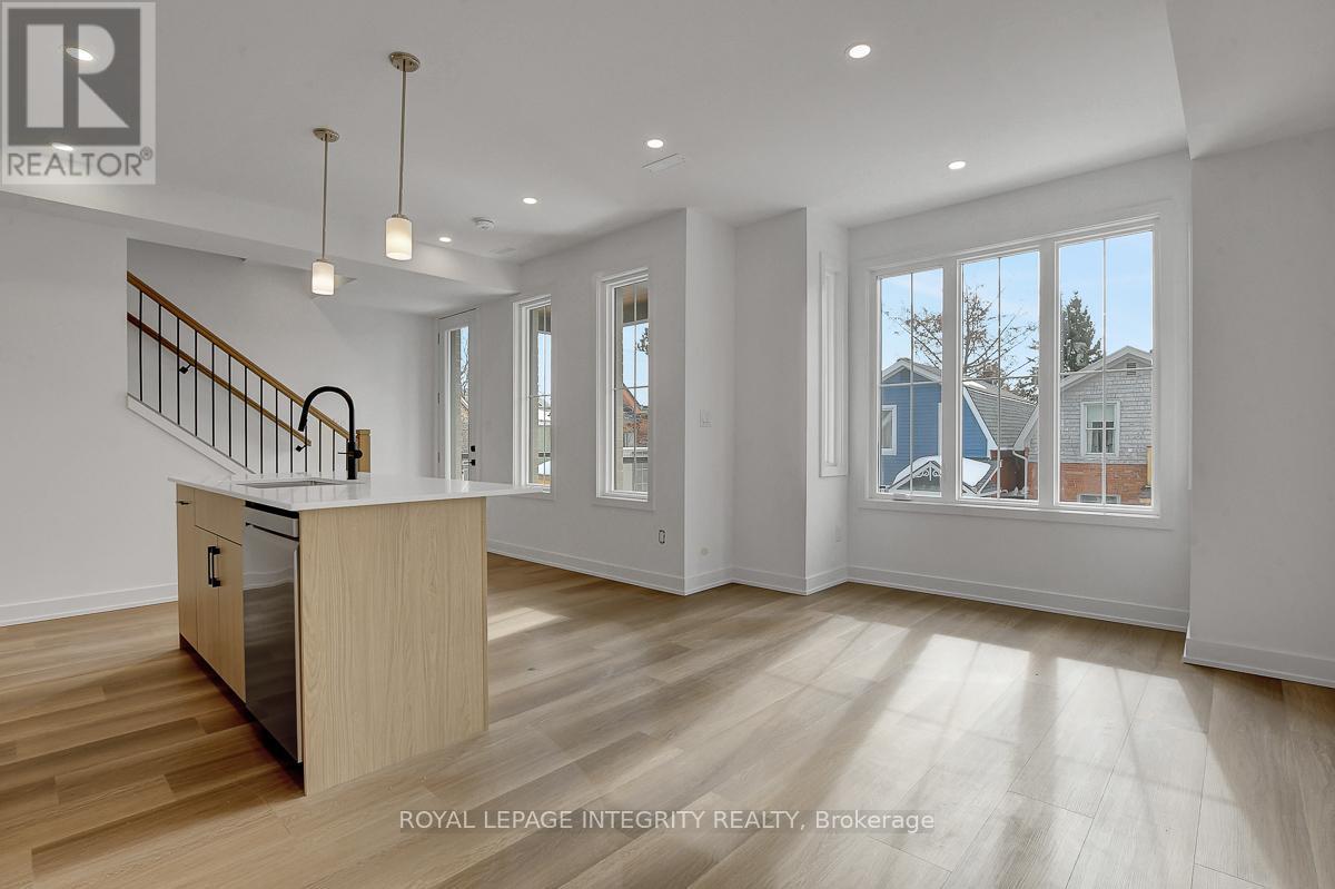 35 Ella Street, Ottawa, ON - Indoor Photo Showing Other Room