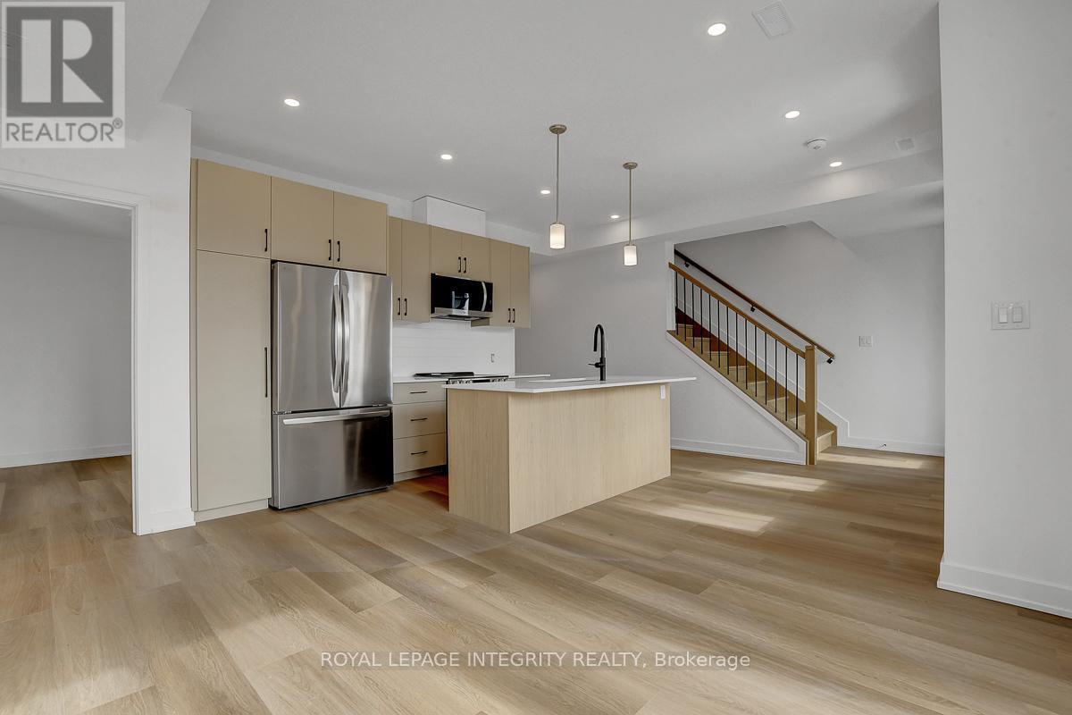 35 Ella Street, Ottawa, ON - Indoor Photo Showing Kitchen With Upgraded Kitchen