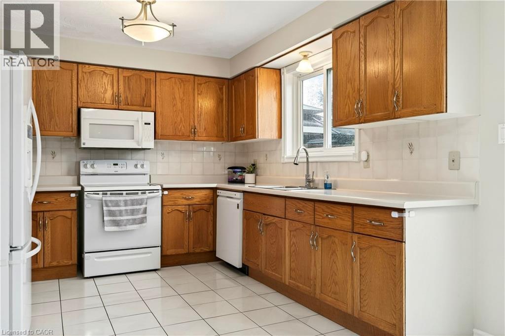 189 Templemead Drive, Hamilton, ON - Indoor Photo Showing Kitchen With Double Sink