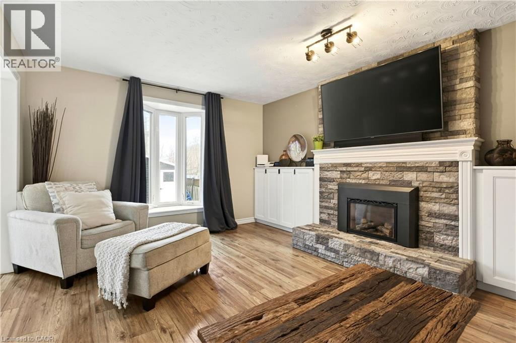 189 Templemead Drive, Hamilton, ON - Indoor Photo Showing Living Room With Fireplace