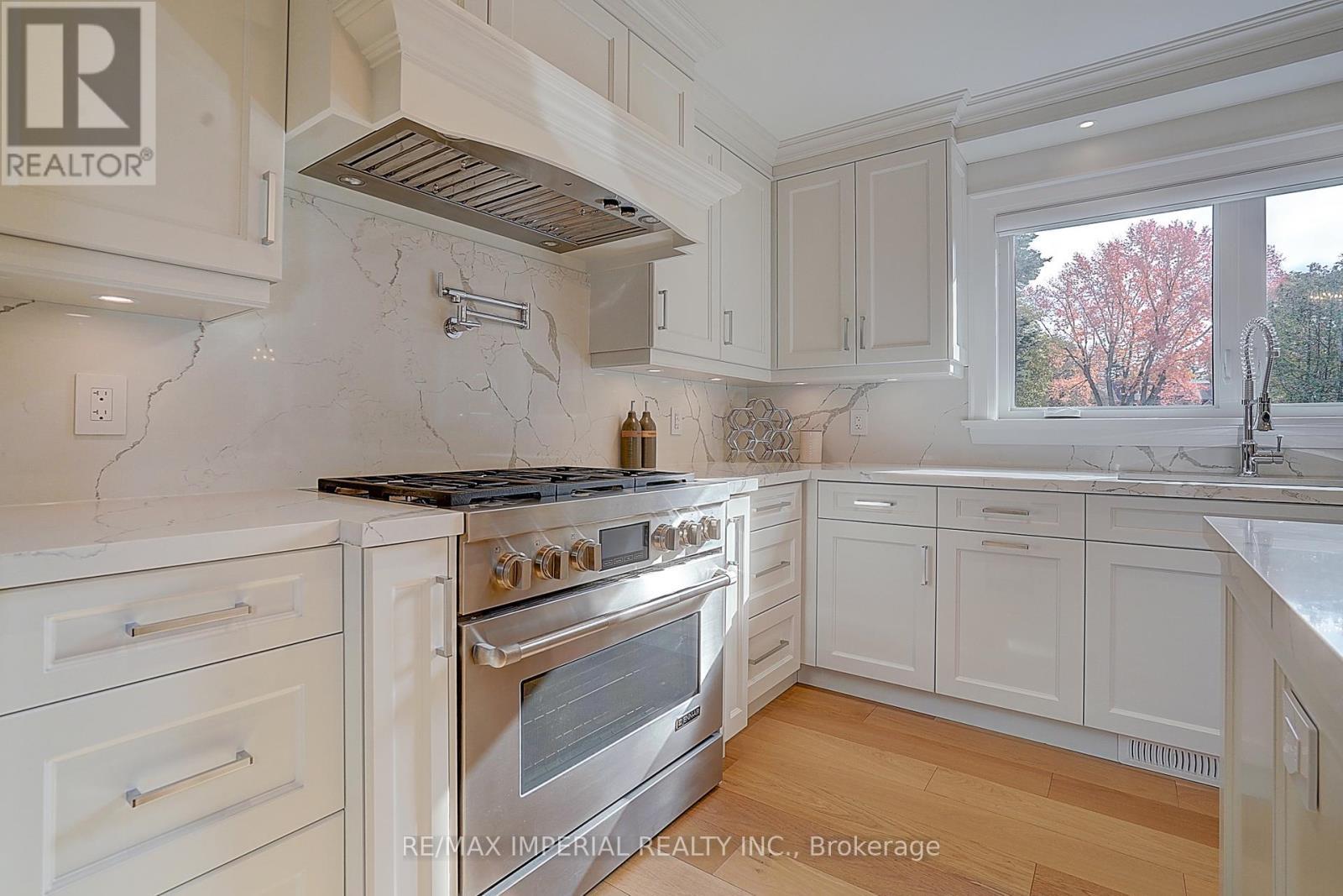 1832 Pine Siskin Court, Mississauga, ON - Indoor Photo Showing Kitchen With Upgraded Kitchen