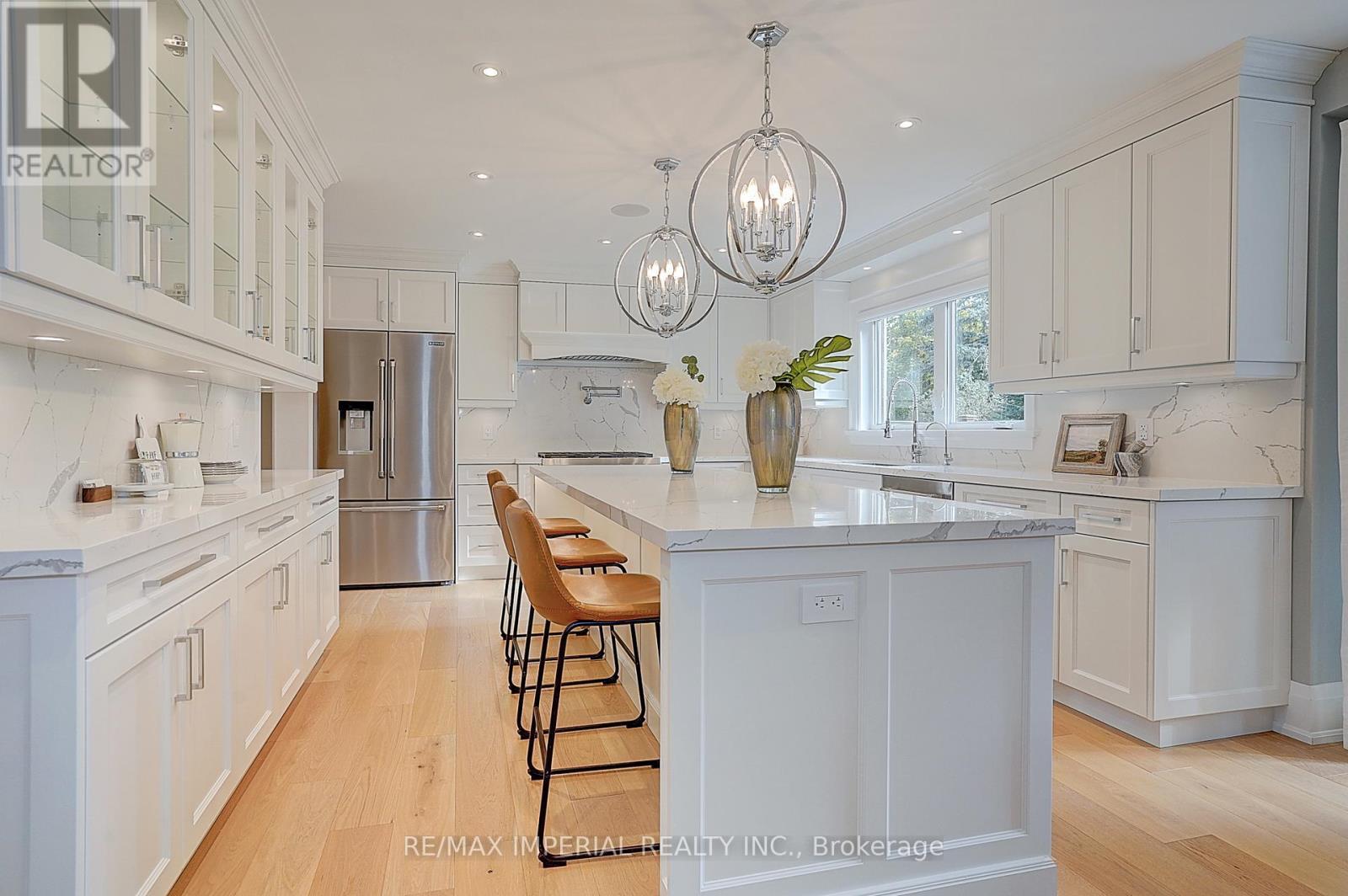 1832 Pine Siskin Court, Mississauga, ON - Indoor Photo Showing Kitchen With Upgraded Kitchen