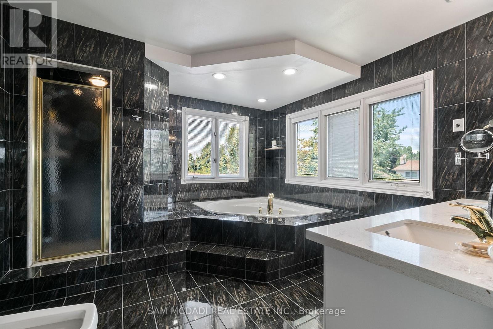 2339 Glengarry Road, Mississauga, ON - Indoor Photo Showing Bathroom