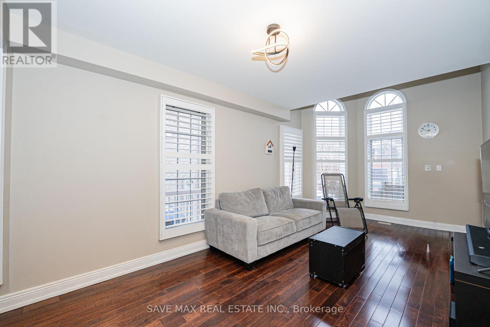 1691 Samuelson Circle, Mississauga, ON - Indoor Photo Showing Living Room