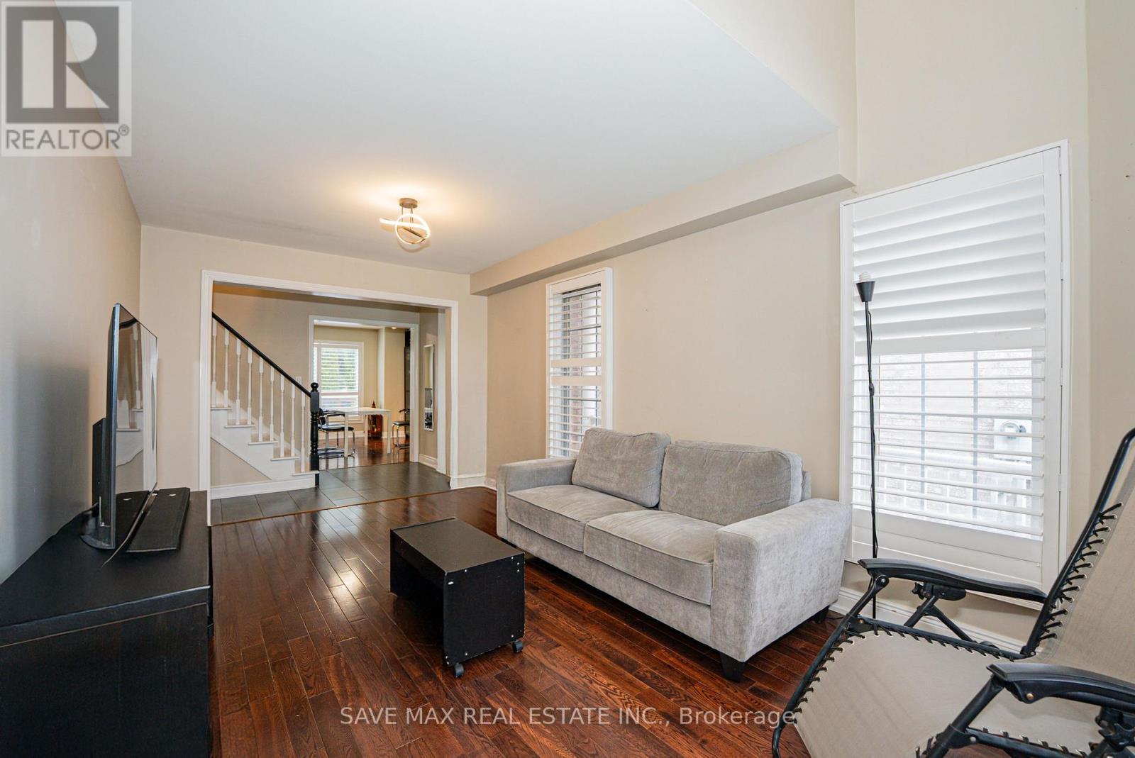 1691 Samuelson Circle, Mississauga, ON - Indoor Photo Showing Living Room