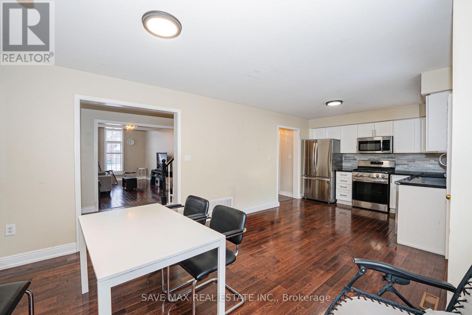 1691 Samuelson Circle, Mississauga, ON - Indoor Photo Showing Kitchen