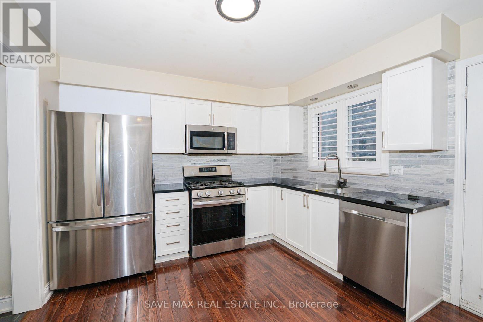 1691 Samuelson Circle, Mississauga, ON - Indoor Photo Showing Kitchen With Upgraded Kitchen