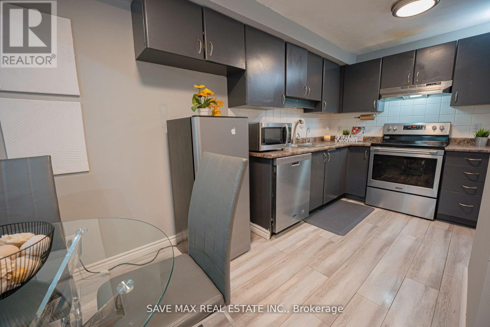 92 Highland Crescent, Kitchener, ON - Indoor Photo Showing Kitchen
