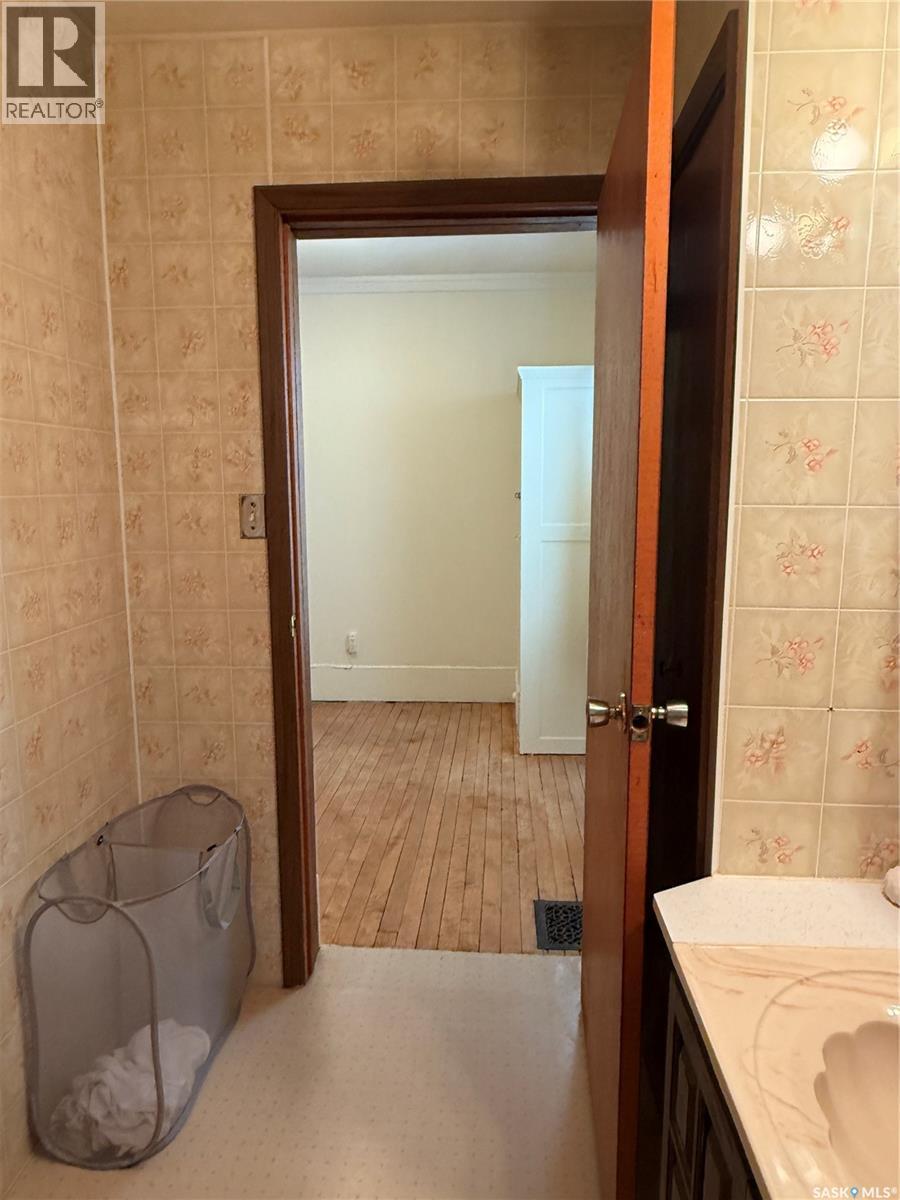 1 Prairie Avenue, Weyburn, SK - Indoor Photo Showing Bathroom