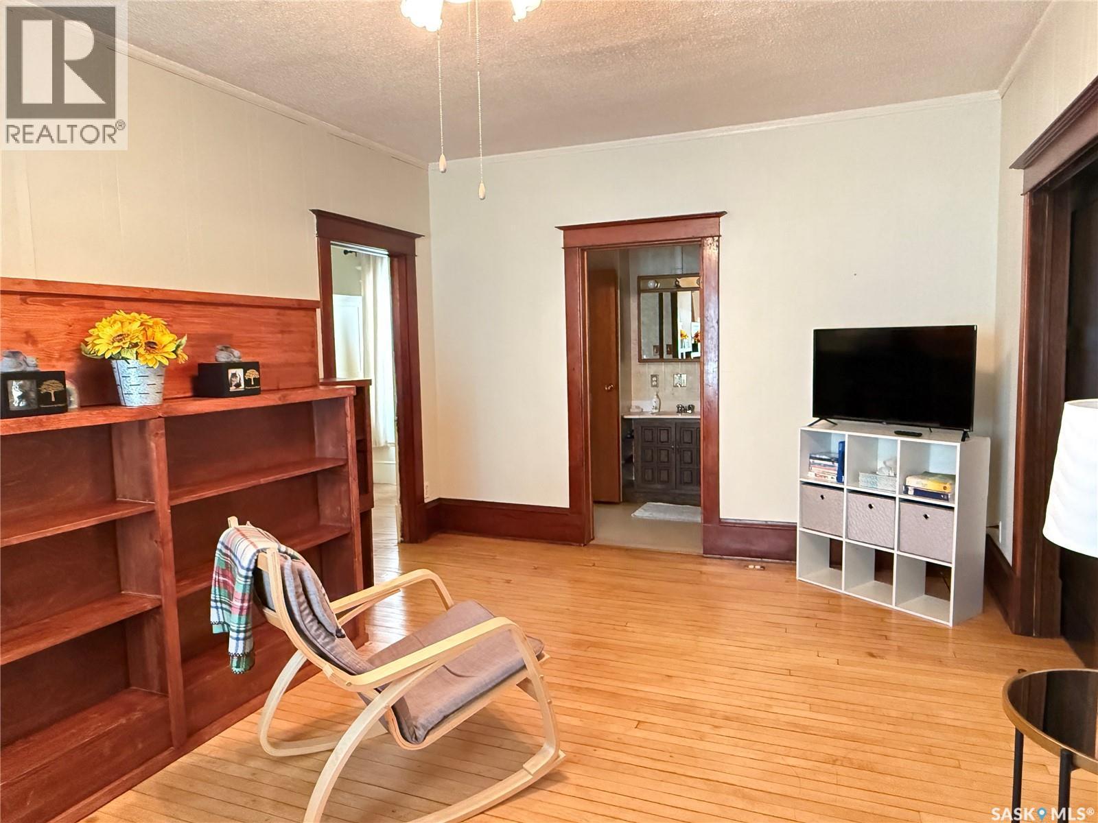 1 Prairie Avenue, Weyburn, SK - Indoor