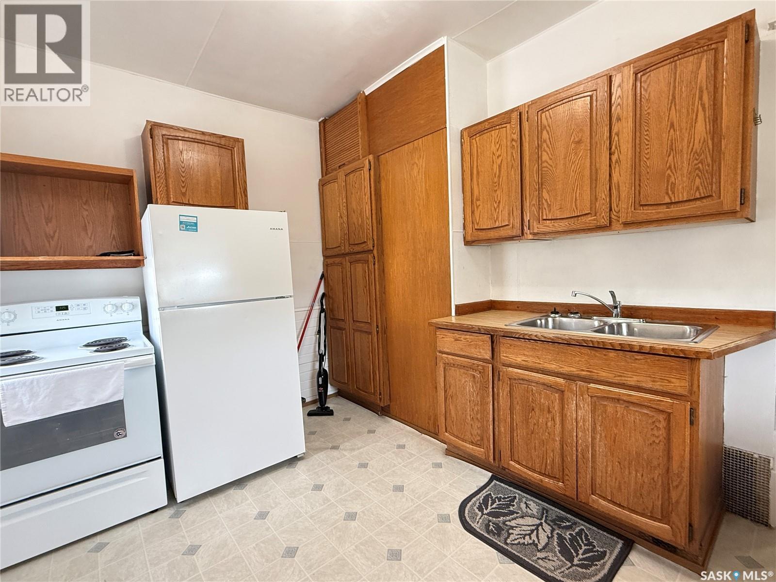 1 Prairie Avenue, Weyburn, SK - Indoor Photo Showing Kitchen With Double Sink