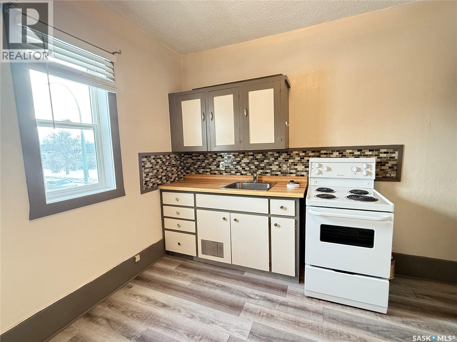 1 Prairie Avenue, Weyburn, SK - Indoor Photo Showing Kitchen