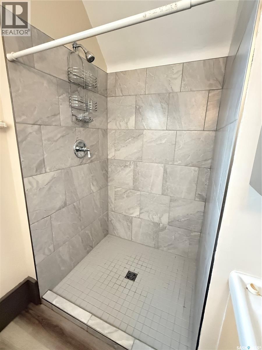 1 Prairie Avenue, Weyburn, SK - Indoor Photo Showing Bathroom