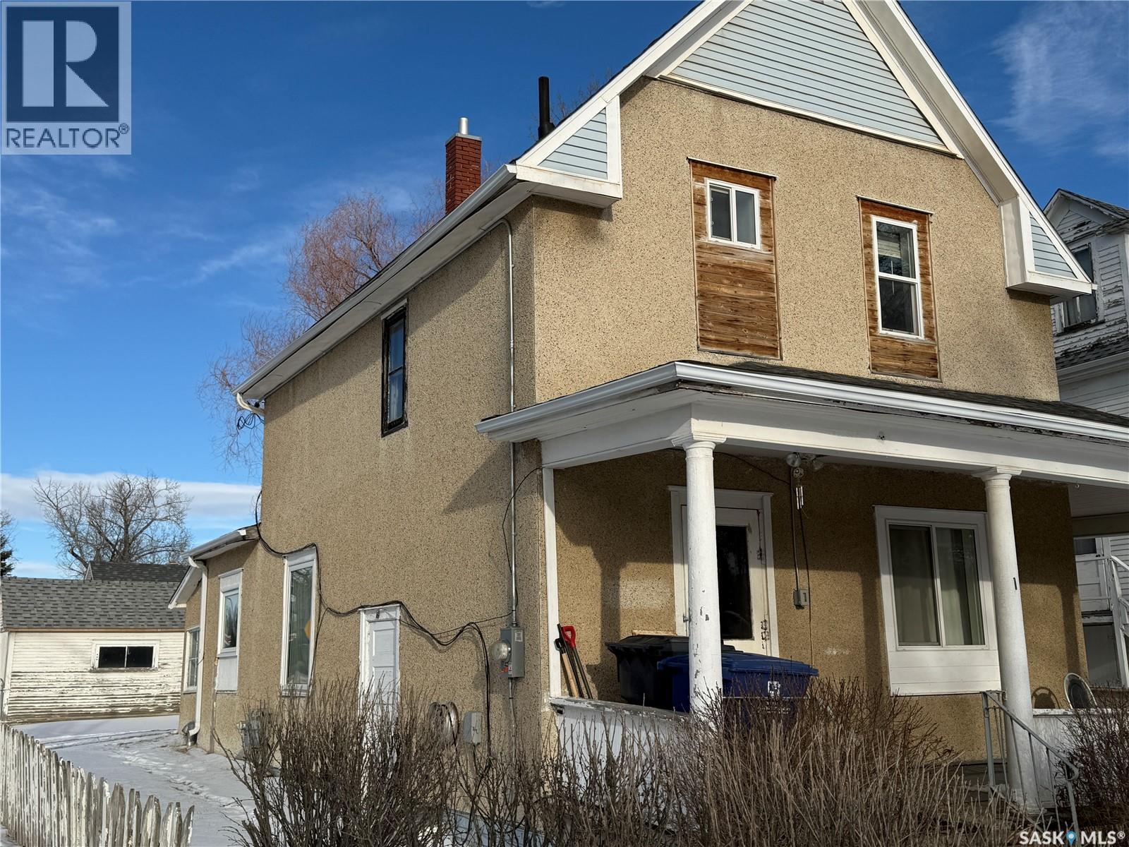 1 Prairie Avenue, Weyburn, SK - Outdoor With Deck Patio Veranda