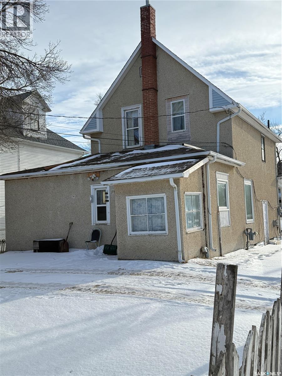 1 Prairie Avenue, Weyburn, SK - Outdoor