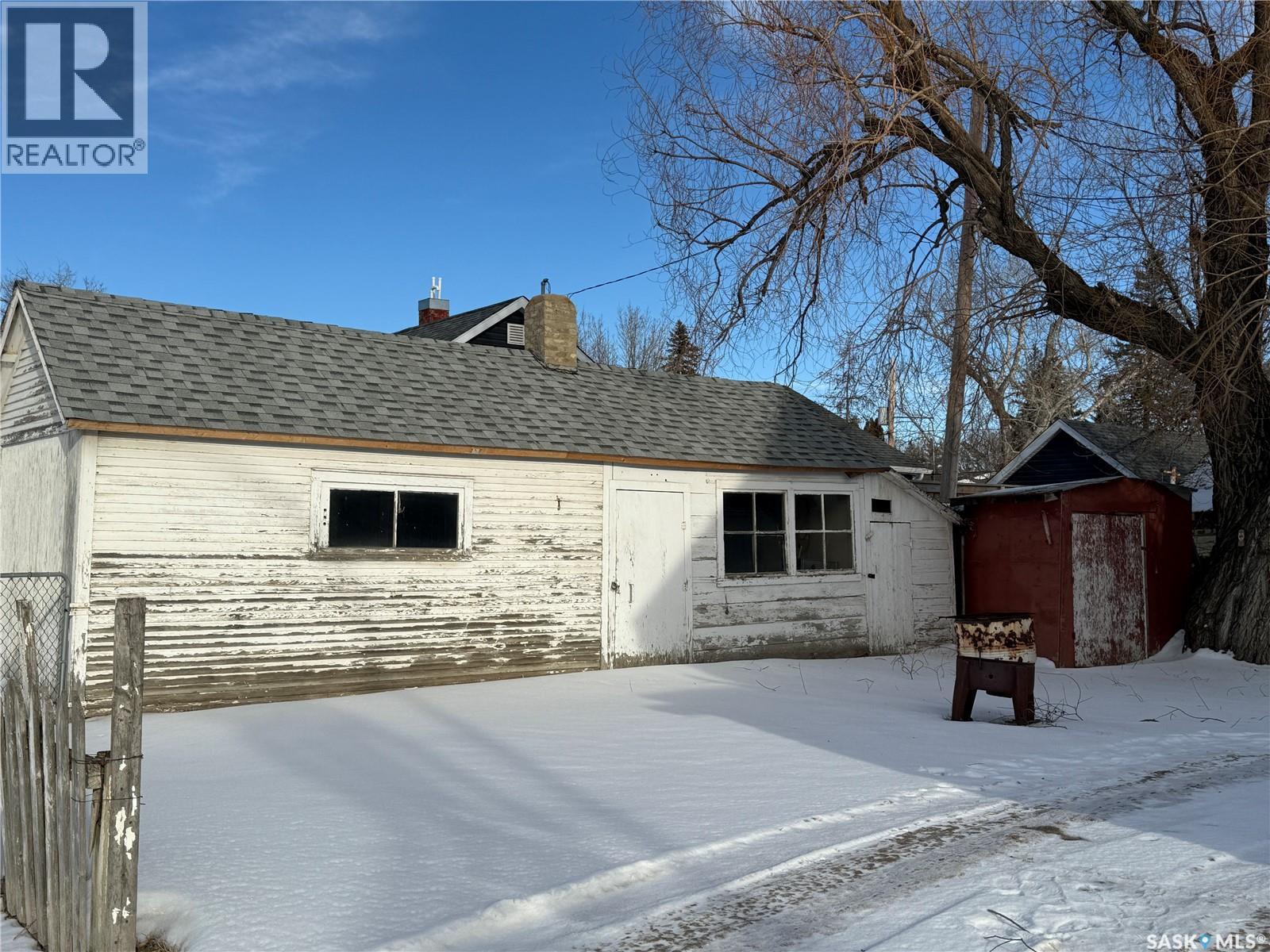 1 Prairie Avenue, Weyburn, SK - Outdoor