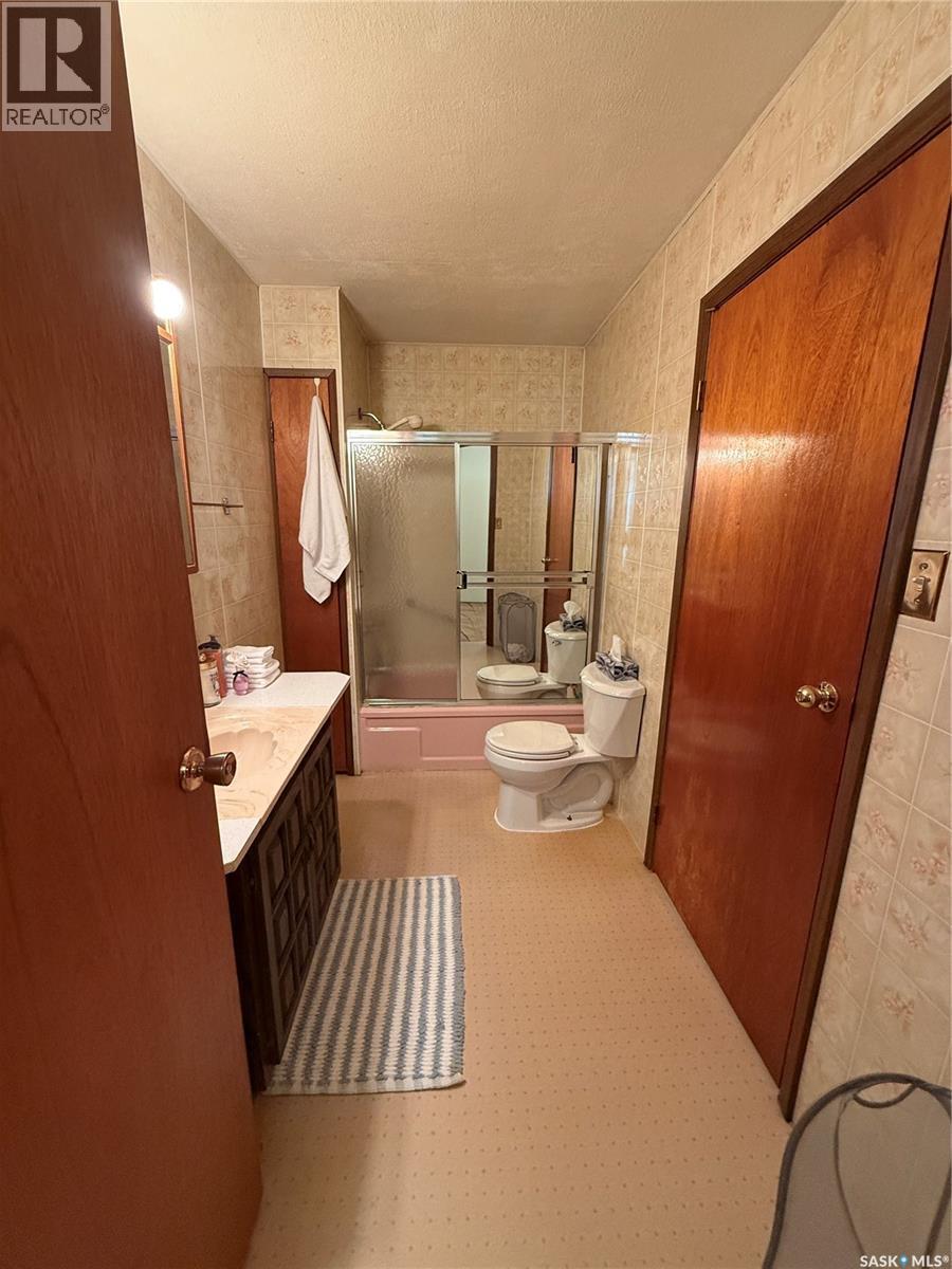 1 Prairie Avenue, Weyburn, SK - Indoor Photo Showing Bathroom