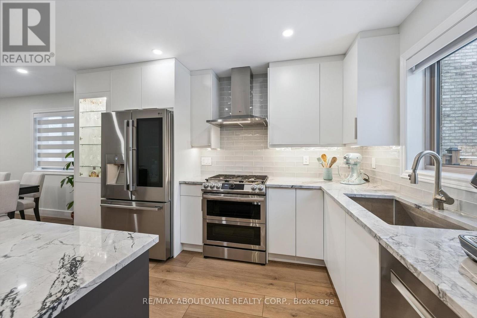 28 Kathleen Court, Hamilton, ON - Indoor Photo Showing Kitchen With Upgraded Kitchen