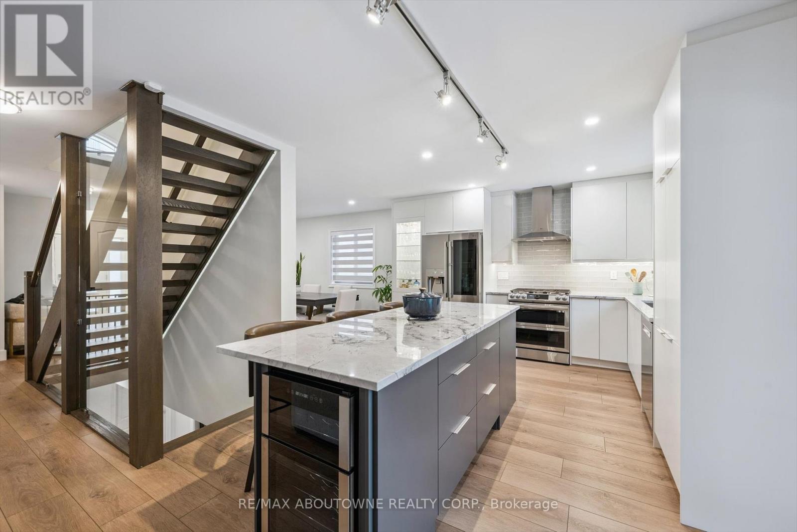 28 Kathleen Court, Hamilton, ON - Indoor Photo Showing Kitchen With Upgraded Kitchen