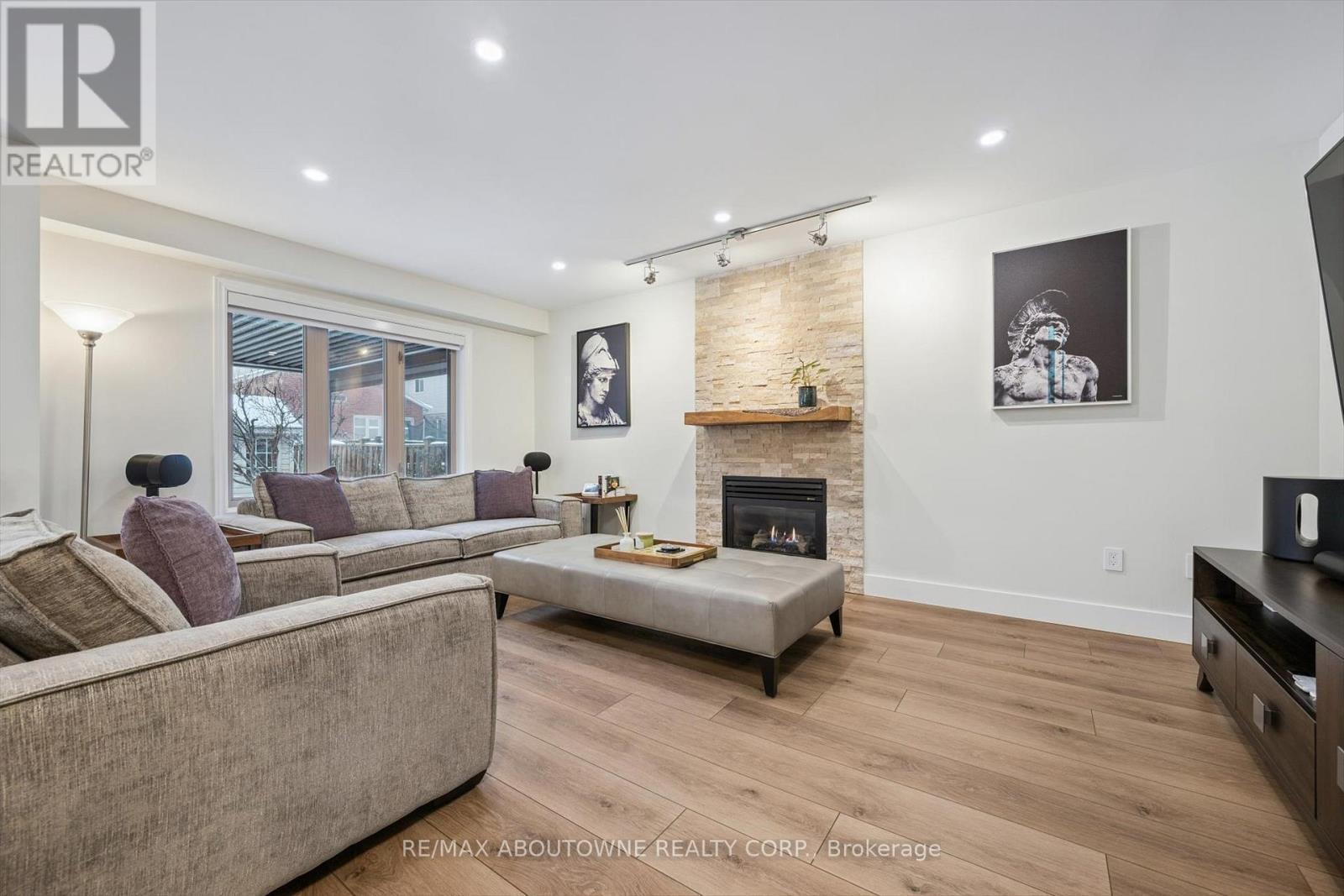 28 Kathleen Court, Hamilton, ON - Indoor Photo Showing Living Room With Fireplace