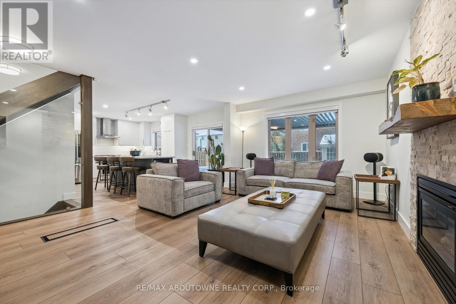 28 Kathleen Court, Hamilton, ON - Indoor Photo Showing Living Room With Fireplace