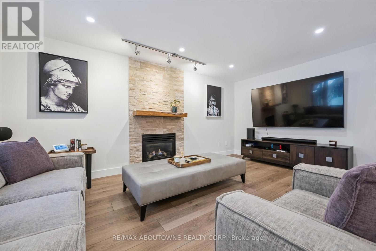 28 Kathleen Court, Hamilton, ON - Indoor Photo Showing Living Room With Fireplace