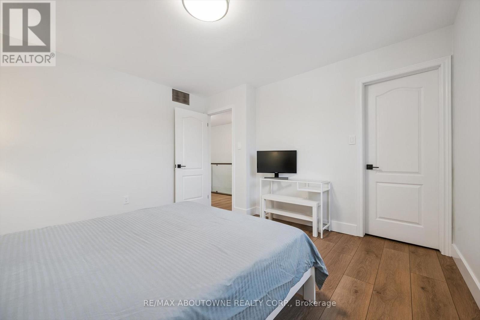 28 Kathleen Court, Hamilton, ON - Indoor Photo Showing Bedroom