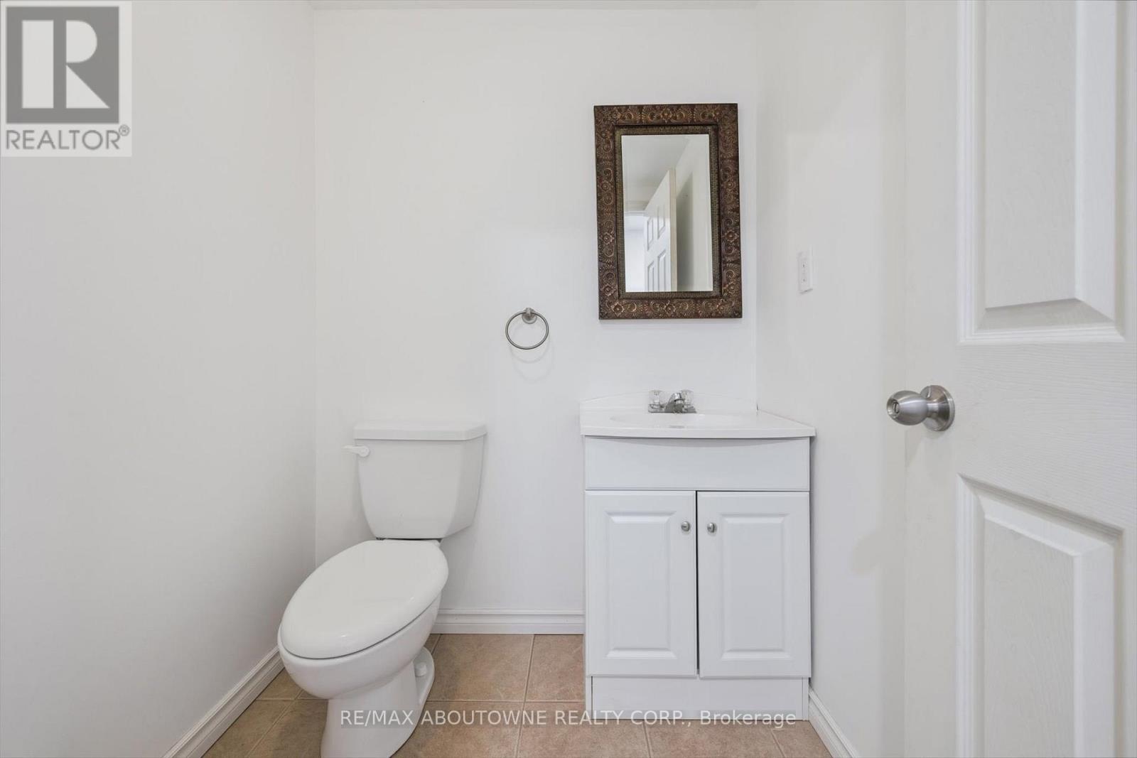 28 Kathleen Court, Hamilton, ON - Indoor Photo Showing Bathroom