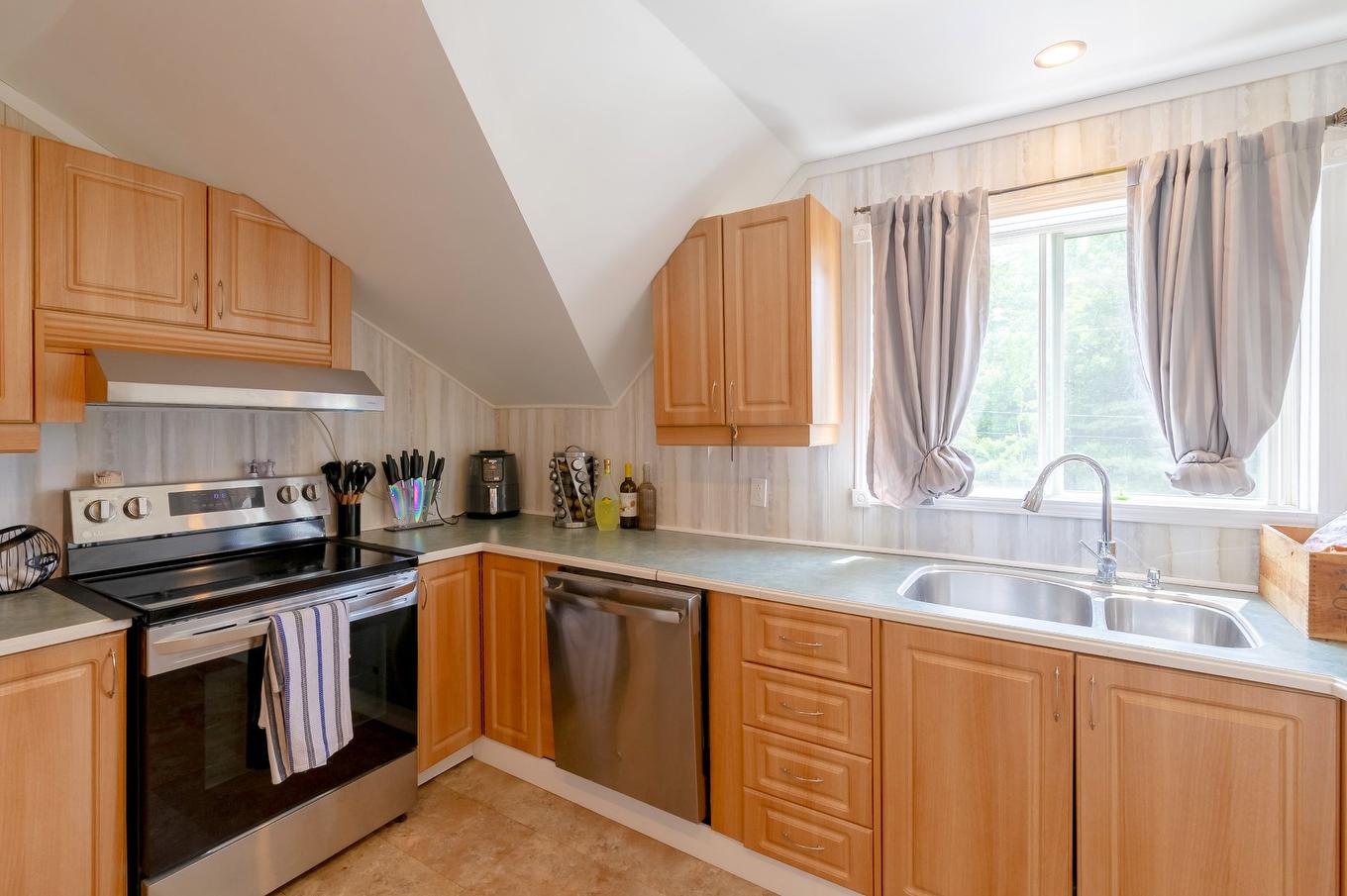 Kitchenette - 202 25E Rue O., Venise-En-Québec, QC - Indoor Photo Showing Kitchen With Double Sink
