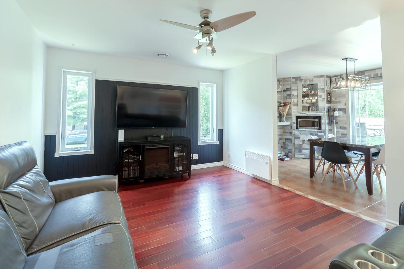 Living room - 202 25E Rue O., Venise-En-Québec, QC - Indoor Photo Showing Living Room With Fireplace