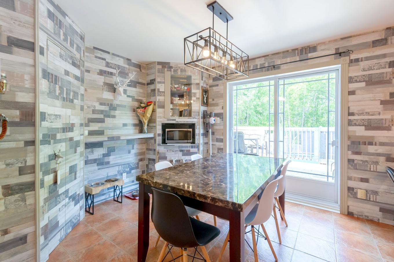 Dining room - 202 25E Rue O., Venise-En-Québec, QC - Indoor With Fireplace