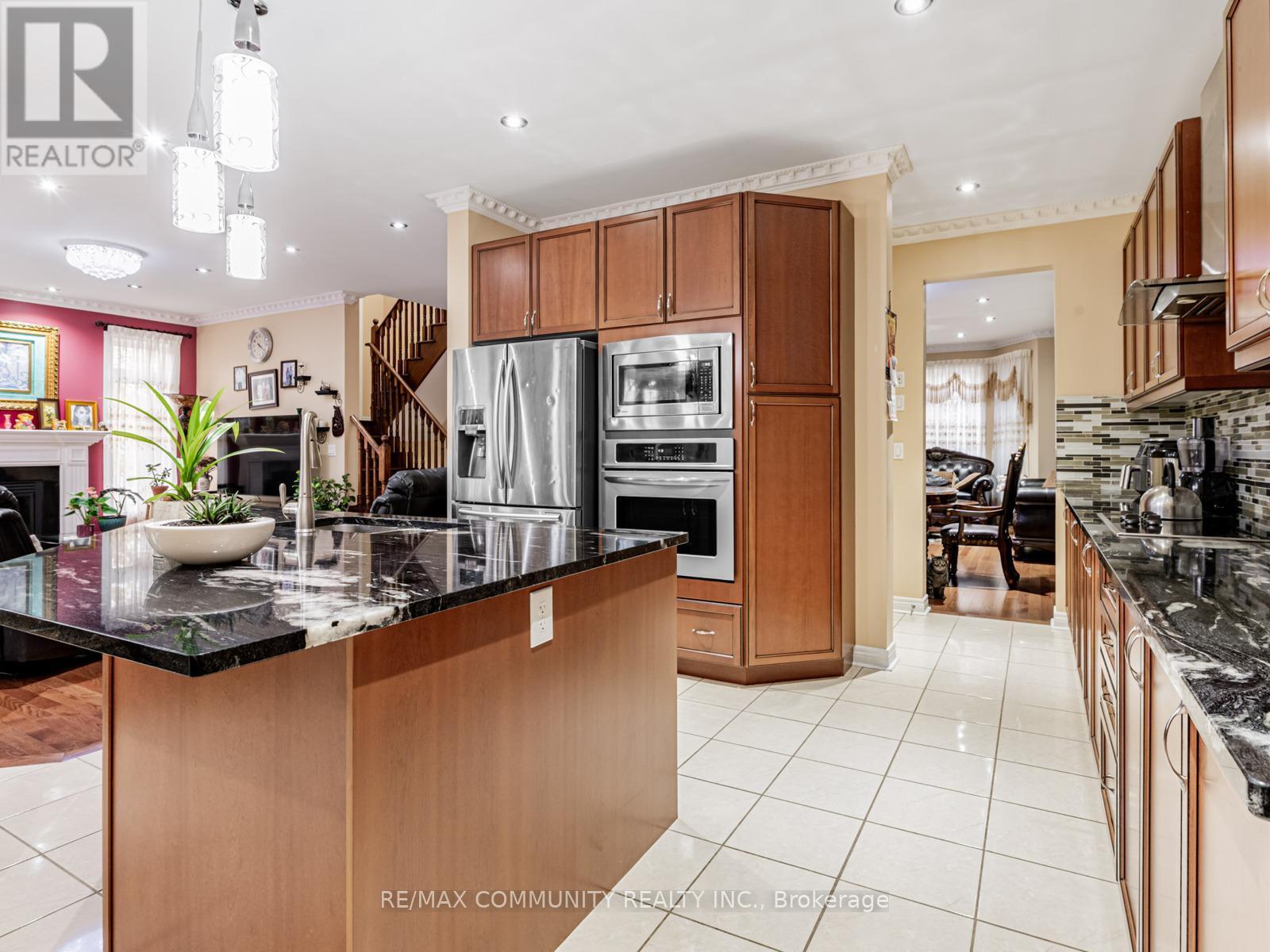 27 Windyton Avenue, Markham, ON - Indoor Photo Showing Kitchen With Upgraded Kitchen