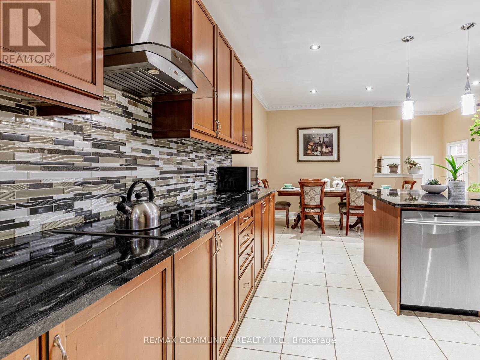 27 Windyton Avenue, Markham, ON - Indoor Photo Showing Kitchen With Upgraded Kitchen
