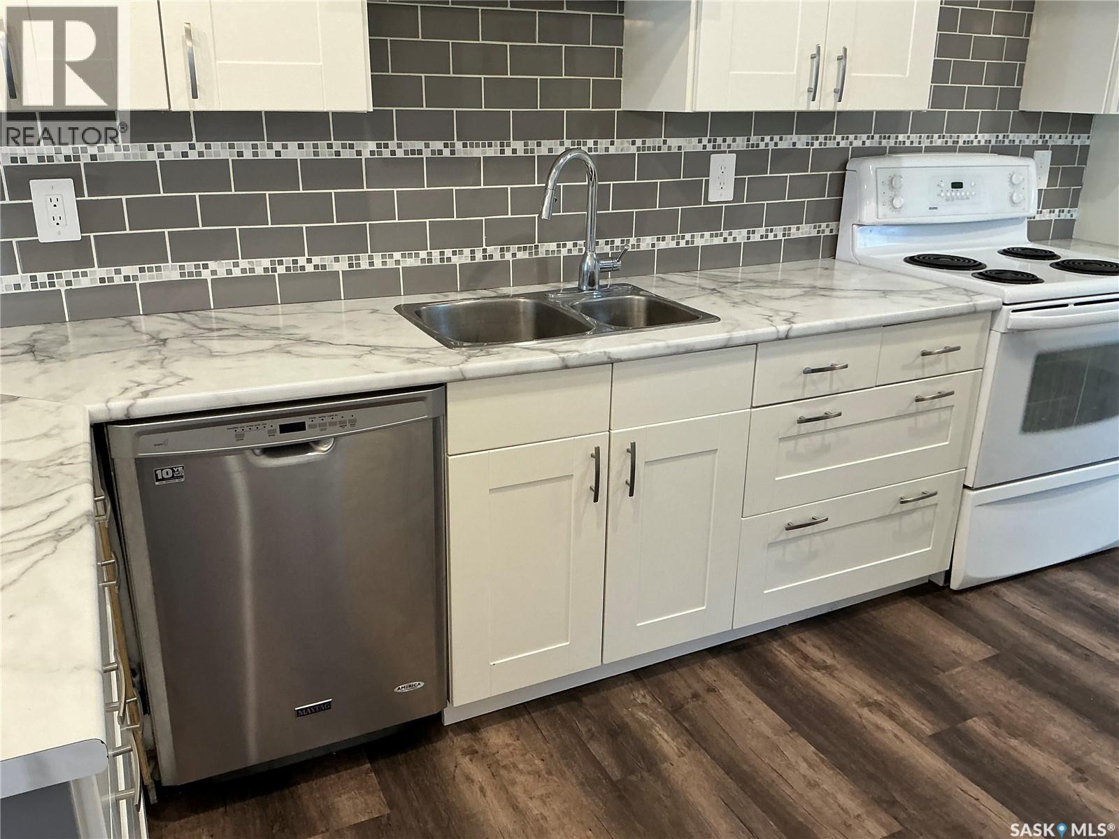2309 Herman Avenue, Saskatoon, SK - Indoor Photo Showing Kitchen With Double Sink