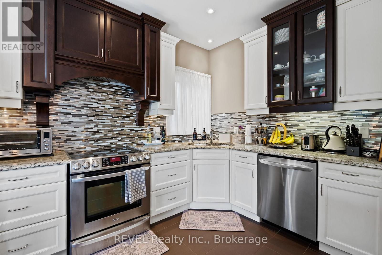 5767 Osprey Avenue, Niagara Falls (Forestview), ON - Indoor Photo Showing Kitchen With Stainless Steel Kitchen With Upgraded Kitchen