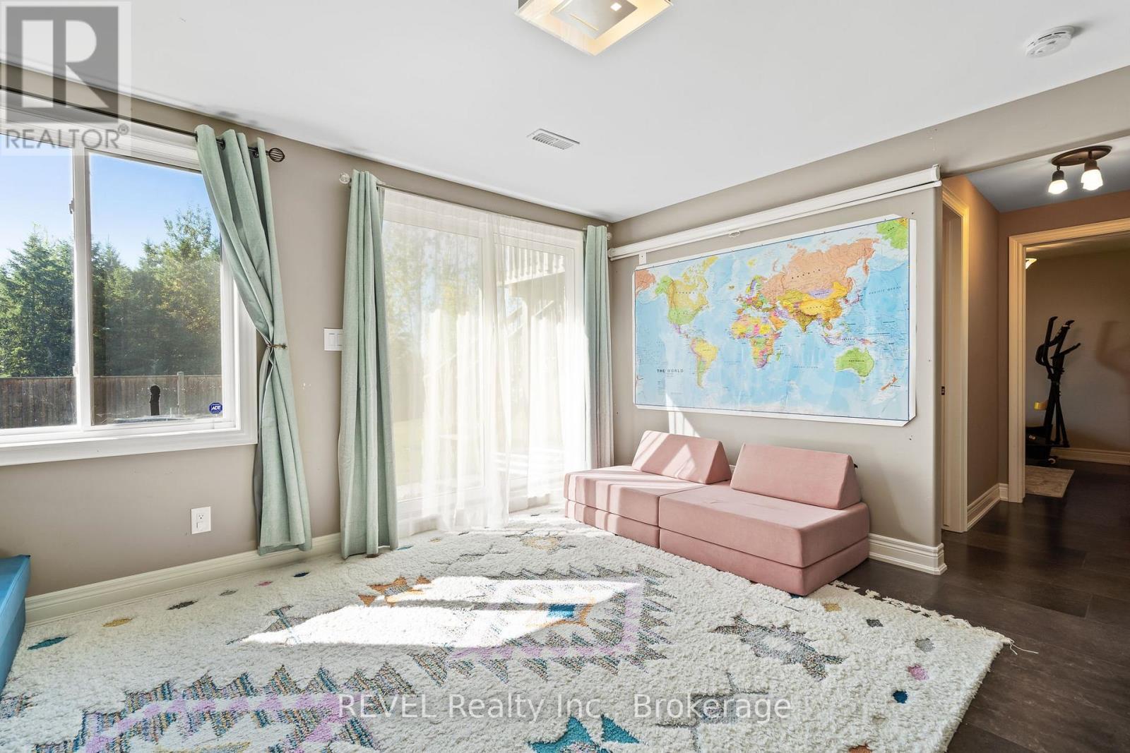 5767 Osprey Avenue, Niagara Falls (Forestview), ON - Indoor Photo Showing Living Room