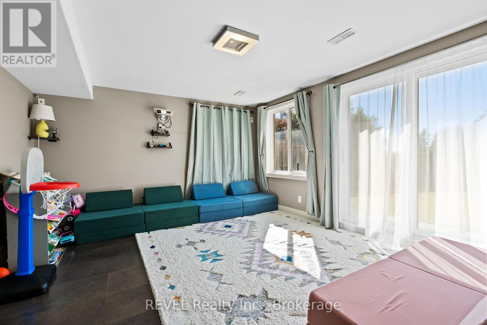 5767 Osprey Avenue, Niagara Falls (Forestview), ON - Indoor Photo Showing Bedroom