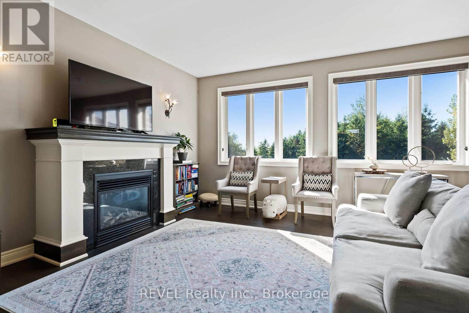 5767 Osprey Avenue, Niagara Falls (Forestview), ON - Indoor Photo Showing Living Room With Fireplace