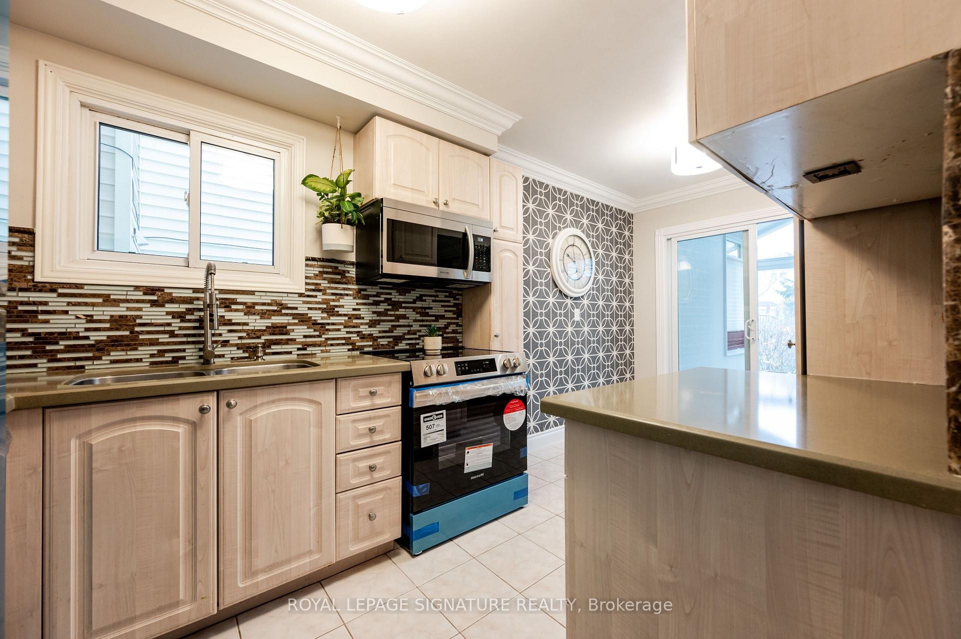 3376 Nighthawk Trail, Mississauga, ON - Indoor Photo Showing Kitchen With Upgraded Kitchen
