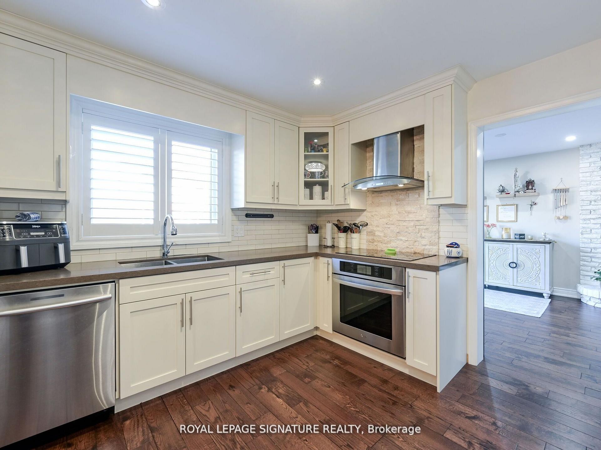 281 Mcgill Street, Mississauga, ON - Indoor Photo Showing Kitchen With Stainless Steel Kitchen With Double Sink With Upgraded Kitchen