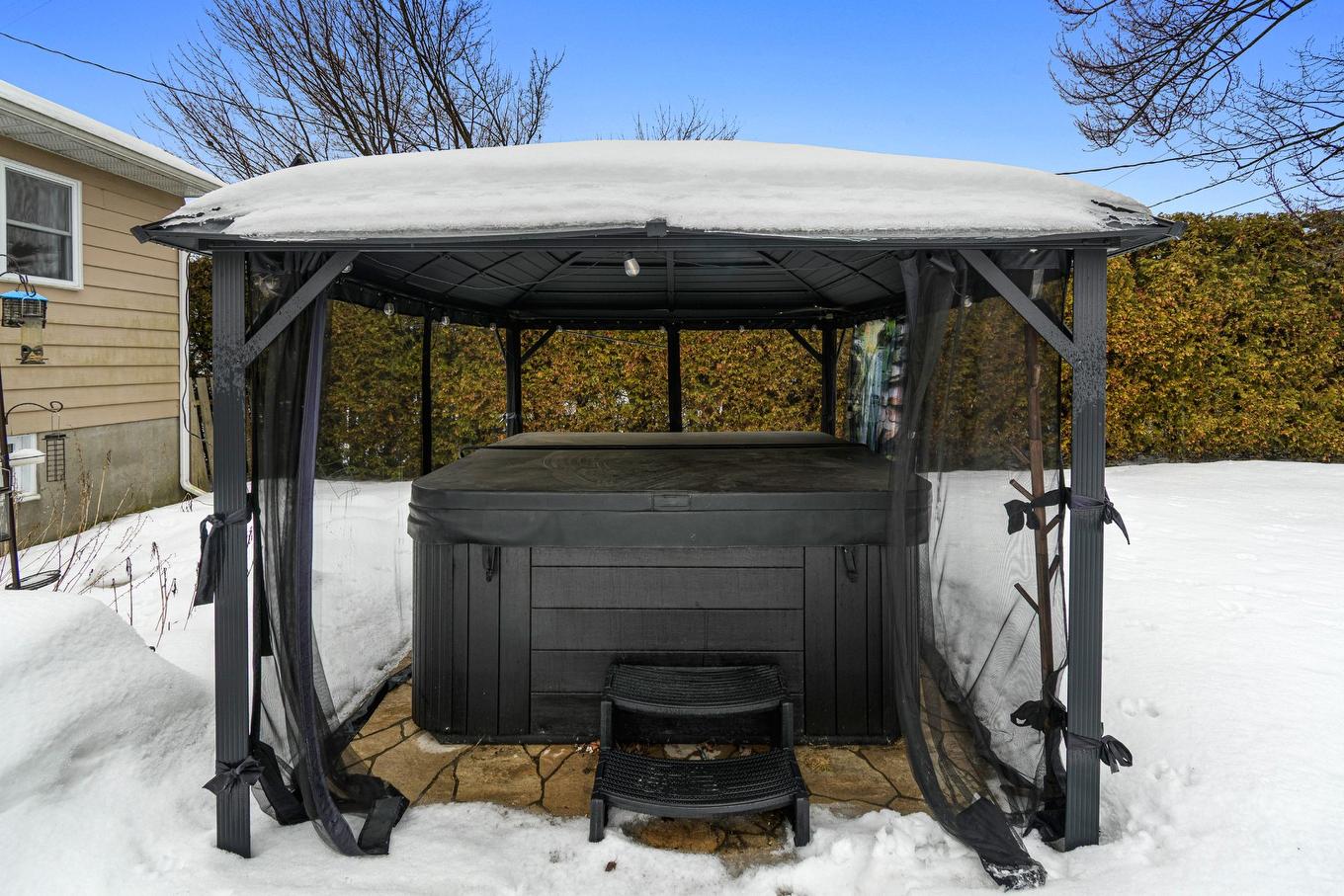 Spa - 115 Rue Kenny, Lachute, QC - Outdoor