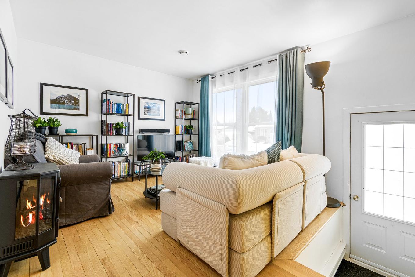 Salon - 115 Rue Kenny, Lachute, QC - Indoor Photo Showing Living Room