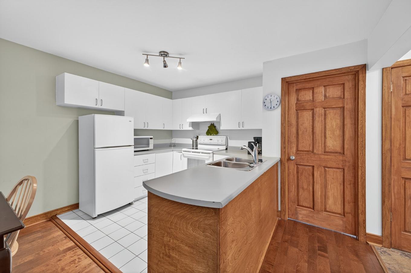 Cuisine - 3526 Av. Coloniale, Montréal (Le Plateau-Mont-Royal), QC - Indoor Photo Showing Kitchen With Double Sink
