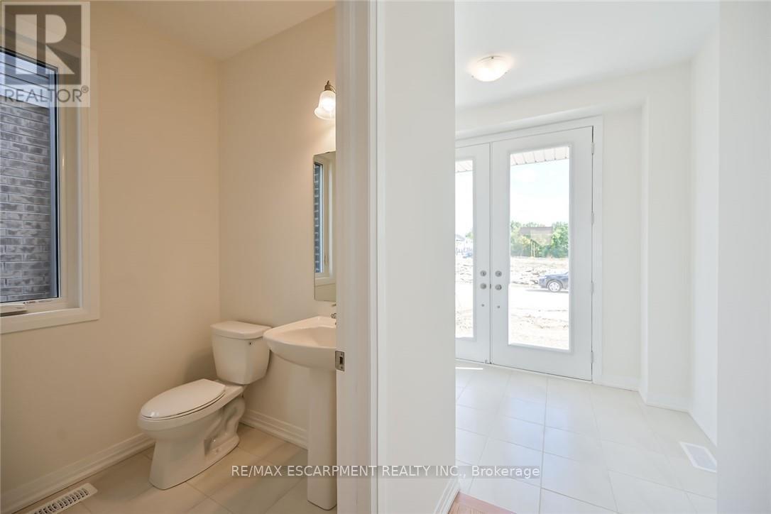 377 Provident Way, Hamilton, ON - Indoor Photo Showing Bathroom