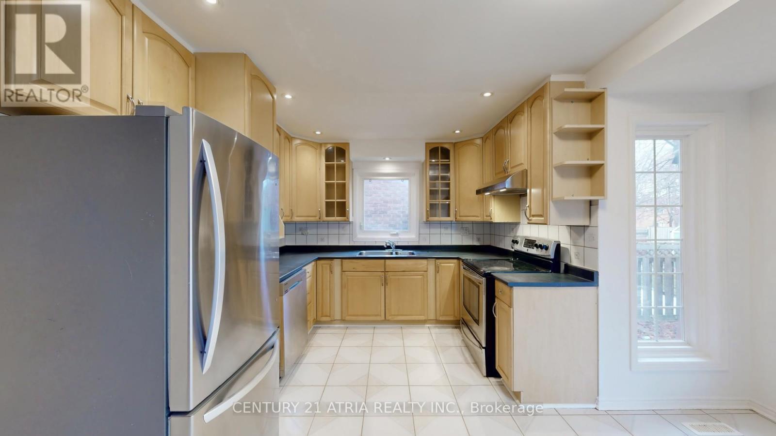 302 Ojibway Trail, Mississauga, ON - Indoor Photo Showing Kitchen With Double Sink