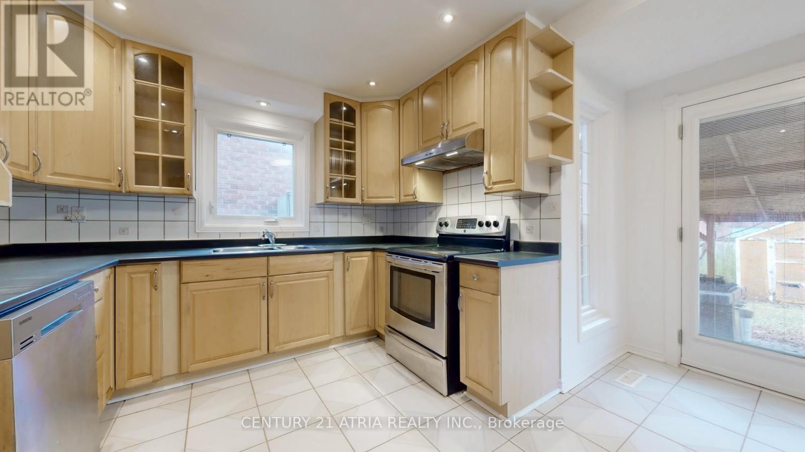 302 Ojibway Trail, Mississauga, ON - Indoor Photo Showing Kitchen With Double Sink