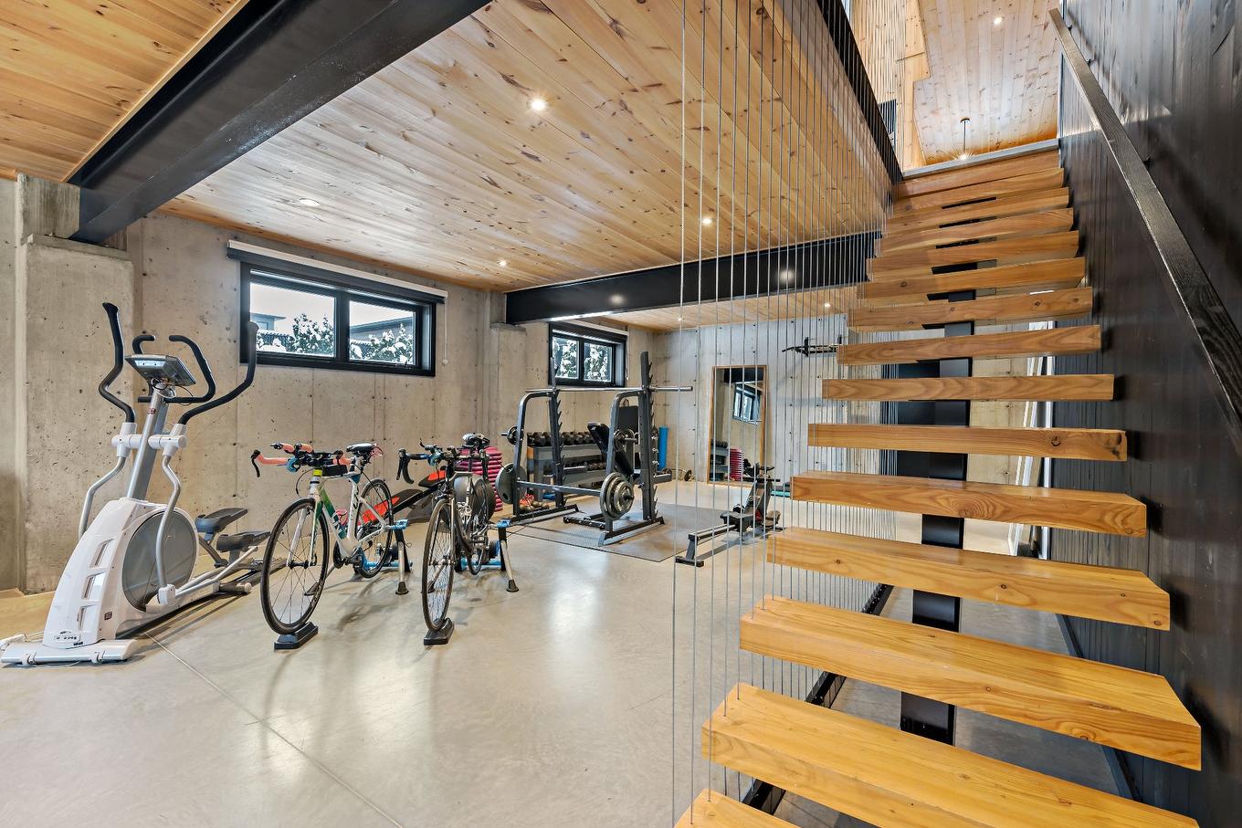 Salle familiale - 175 Rue Des Oeillets, Mont-Tremblant, QC - Indoor Photo Showing Gym Room