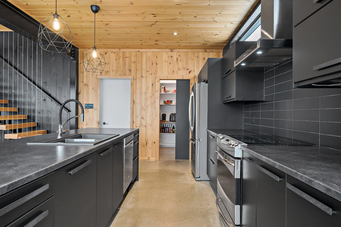 Cuisine - 175 Rue Des Oeillets, Mont-Tremblant, QC - Indoor Photo Showing Kitchen With Double Sink With Upgraded Kitchen