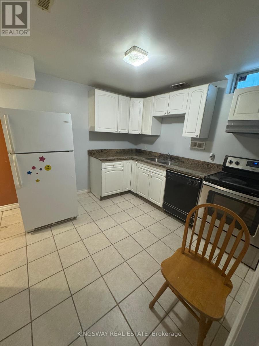 3910 Baggins Court, Mississauga, ON - Indoor Photo Showing Kitchen