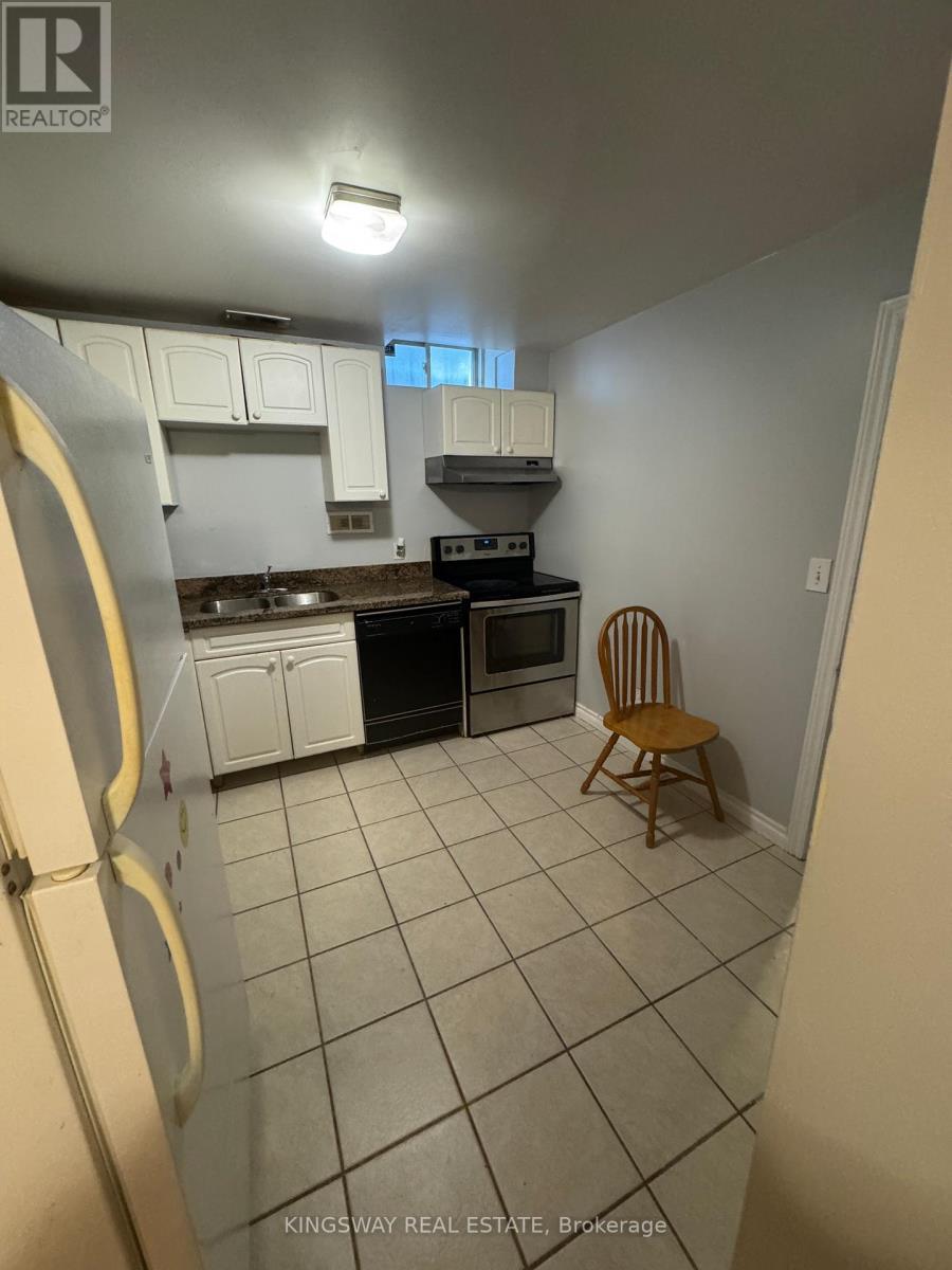 3910 Baggins Court, Mississauga, ON - Indoor Photo Showing Kitchen